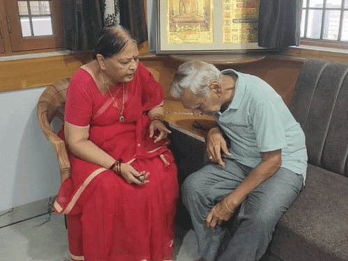 ये तस्वीर इंजीनियर स्वाती के माता-पिता की तस्वीर है।