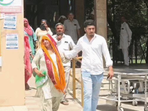 मुड़लाना की घटना के बाद मृतक किसान के परिजनों ने विभागीय लापरवाही का आरोप लगाया। इस दौरान परिजन विलाप करते हुए