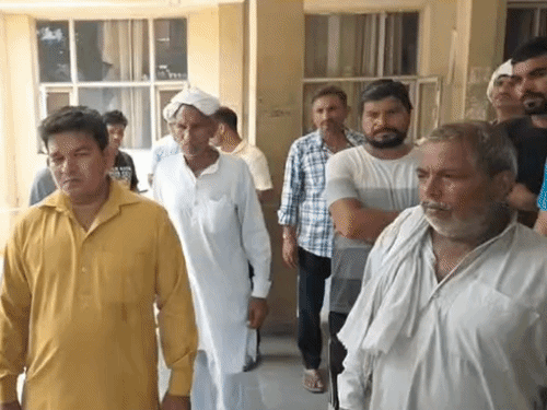 परिजनों का आरोप है कि खेत में फाल्ट को लेकर विभाग को दो बार शिकायत दी गई थी। इसके बावजूद जिस समय लाइन पर काम चल रहा था, उस दौरान बिजली की सप्लाई शुरू हो गई।