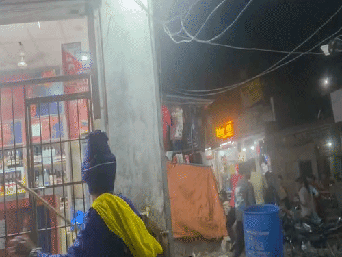 शिवपुरी में ठेके के बार शराबियों की छित्तर परेड़ करते हुए निहंग। - Dainik Bhaskar