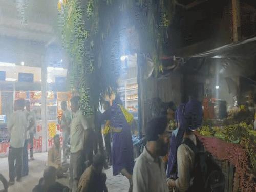 लुधियाना के शिवपुरी में निहंग शराबियों को भगाते हुए।