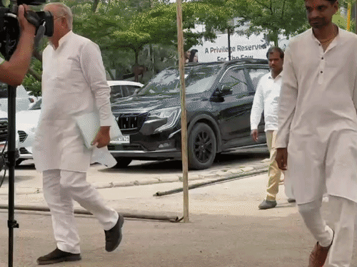 जयपुर में बीजेपी मुख्यालय में टिकटों के मंथन के लिए पहुंचे नेता।