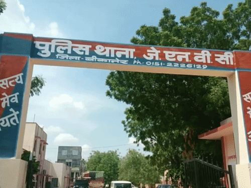 महिला को फिलहाल जेएनवीसी थाना पुलिस की कस्टडी में रखा गया है।