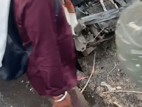 हादसे में कार के परखच्चे उड़ गए।