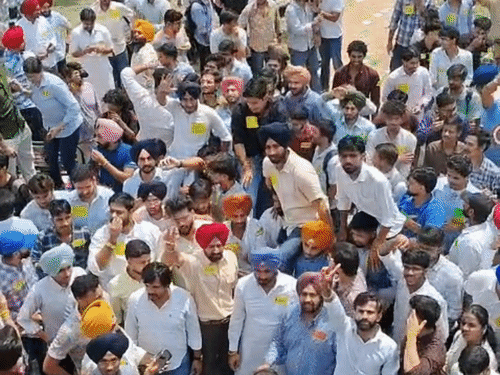 पंजाब यूनिवर्सिटी कैंपस स्टूडेंट्स।