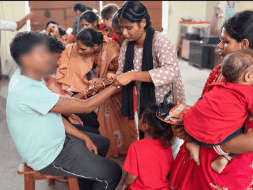 जेल में बंद भाइयों को राखी बांधती बहनें।