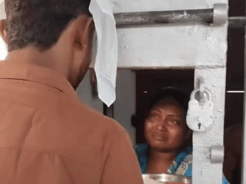 रायगढ़ जिला जेल में बहन ने जेल के बाहर से ही भाई को राखी बांधी।