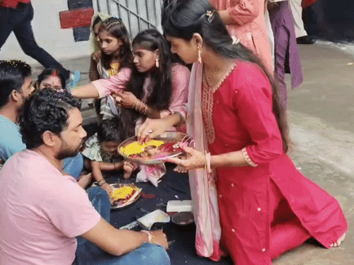 जेल परिसर में बहनों ने भाइयों की कलाई पर बांधा रक्षा-सूत्र।