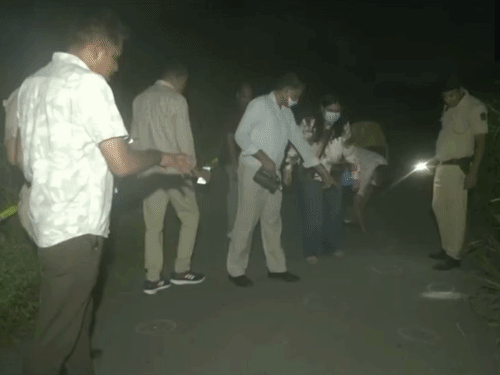एनकाउंटर के बाद फॉरेंसिक टीम मौके पर पहुंची। टीम ने घटनास्थल से वैज्ञानिक और बैलिस्टिक सबूत जुटाए।  - Dainik Bhaskar