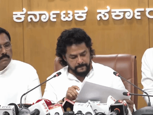 कर्नाटक में कांग्रेस विधायक बी नागेंद्र ने शुक्रवार को प्रेस कॉन्फ्रेंस में इस्तीफे का ऐलान किया। - Dainik Bhaskar