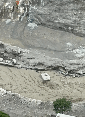 नेपाल-चीन सीमा के पास तिब्बत की तरफ भूस्खलन से बनी झील दोबारा टूट गई है। वीडियो सोशल मीडिया पर वायरल हो रहा है। - Dainik Bhaskar