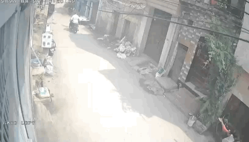 लुटेरे के पीछे भागती हुई महिला