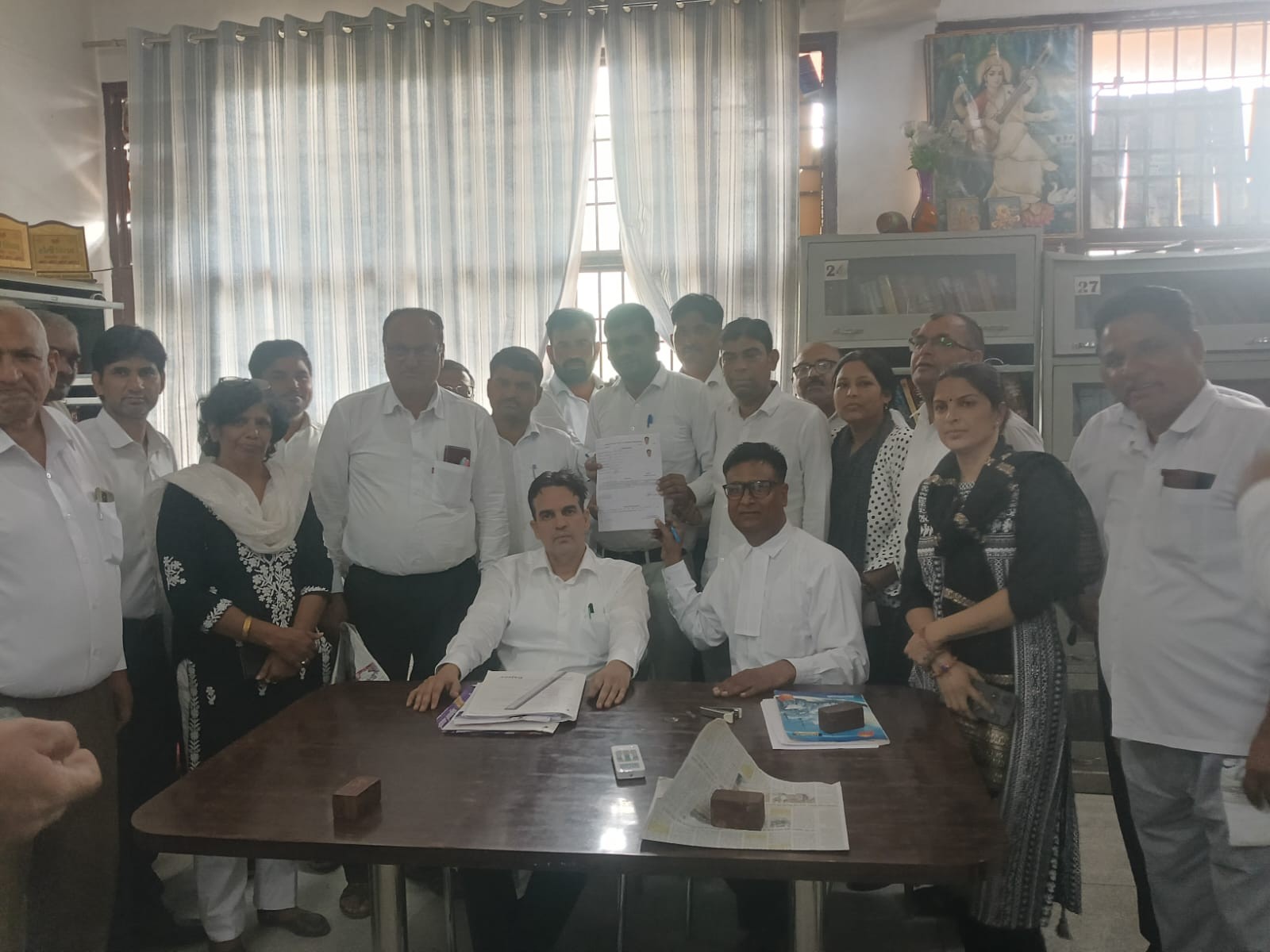 नामांकन के बाद सामुहिक फोटो लेते हुए उम्मीद्वार