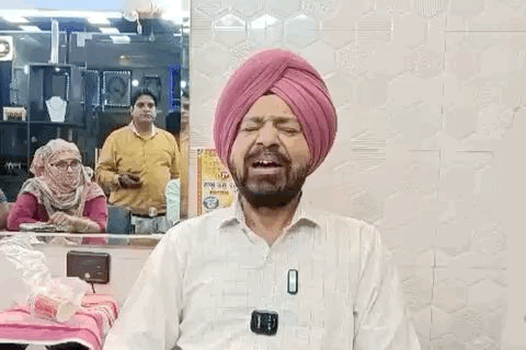 जानकारी देते हुए दुकान मालिक