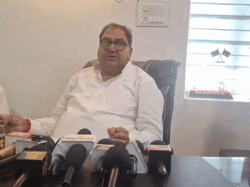 इनेलो सुप्रीमो अभय चौटाला मीडिया को बयान देते हुए। - Dainik Bhaskar