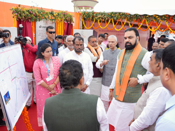 अधिकारियों से बात करते सीएम सम्राट।