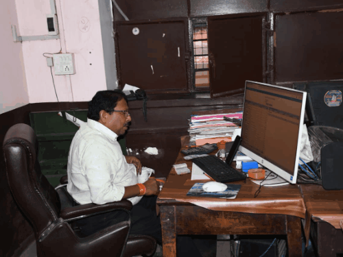 मुकदमा दर्ज होने के बाद कार्यालय में काम करते मिले थे बाबू