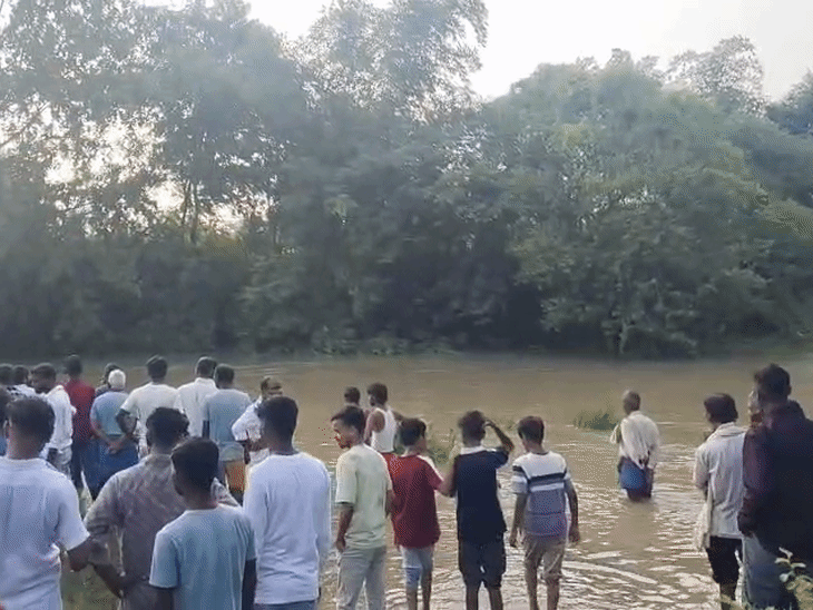 ग्रामीण नदी में लड़की की तलाश कर रहे हैं।