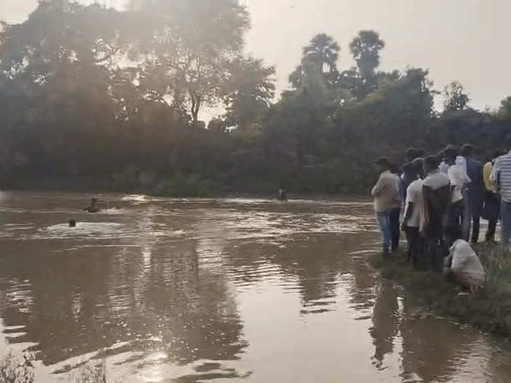 नदी में लापता लड़की की तलाश कर रहे हैं।