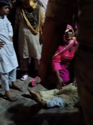 सालिम की मौत के बाद उसके परिवार की महिलाएं रोने लगीं।