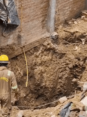 रेस्क्यू के लिए पहुंची NDRF और फायर ब्रिगेड की टीम ने घर के बगल में गड्ढा खोदा।