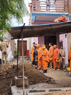 घर के बरामदे की दीवार गिरा दी गई थी। जेसीबी से गड्ढे की खुदाई की गई। लेकिन लड़की को बचाया नहीं जा सका।