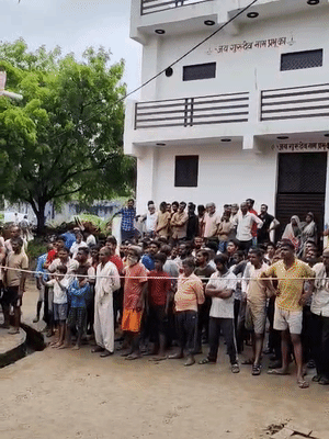 हादसे का पता लगते ही मौके पर आसपास के लोगों की भीड़ जुट गी।