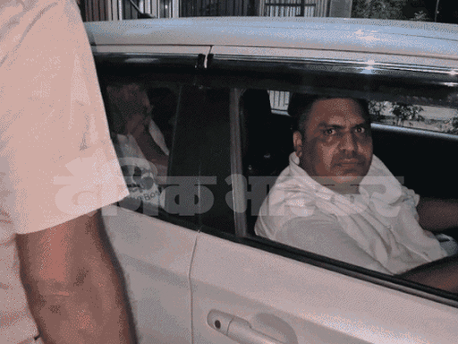 आरोपी को पकड़कर ले जाती पुलिस।