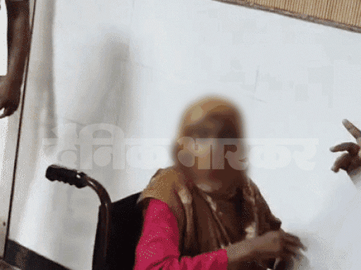 पानीपत के सिविल अस्पताल में घटना के बारे में बताती पीड़ित महिला। - Dainik Bhaskar