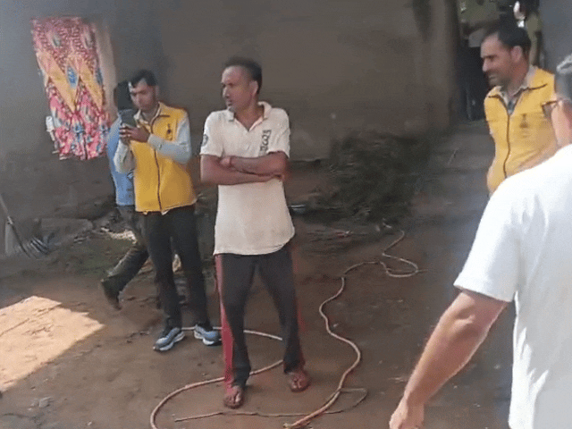 मौके पर मौजूद सिविल डिफेन्स टीम और लोग।