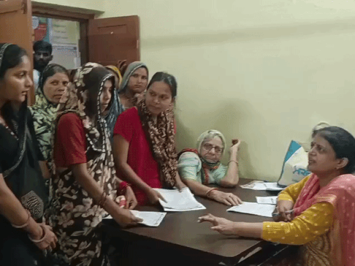 खून की कमी से जूझ रही 797 महिलाओं को आईएफए की गोलियां और 72 को आयरन सुक्रोज दिया गया।