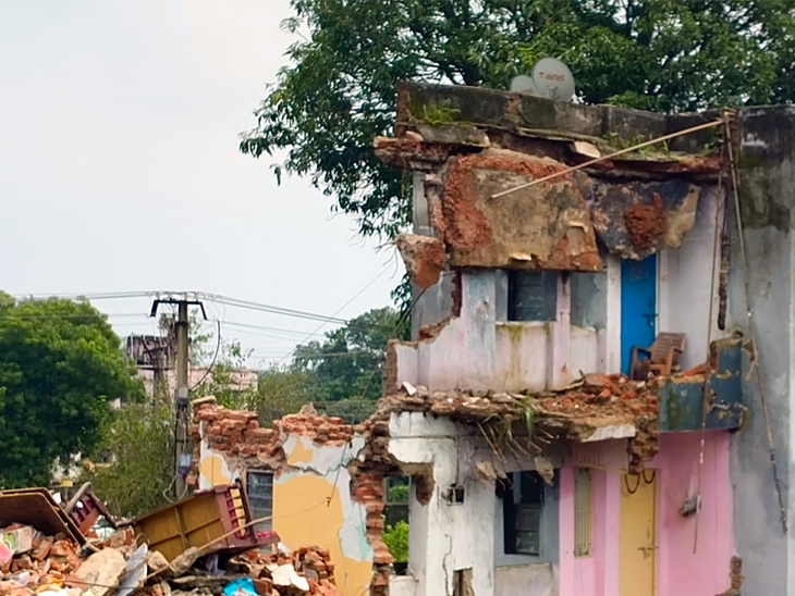 अधिकारियों ने घटनास्थल का जायजा लिया और मलबे की जांच की।