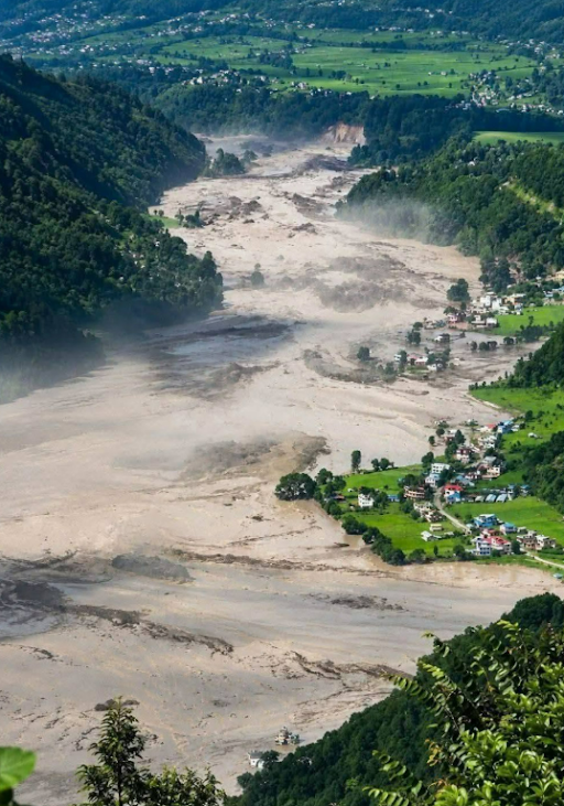 नेपाल में ग्लेशियर फटने के बाद मलबे और कीचड़ की नदी में तब्दील हुई खूबसूरत हरी-भरी घाटी।
