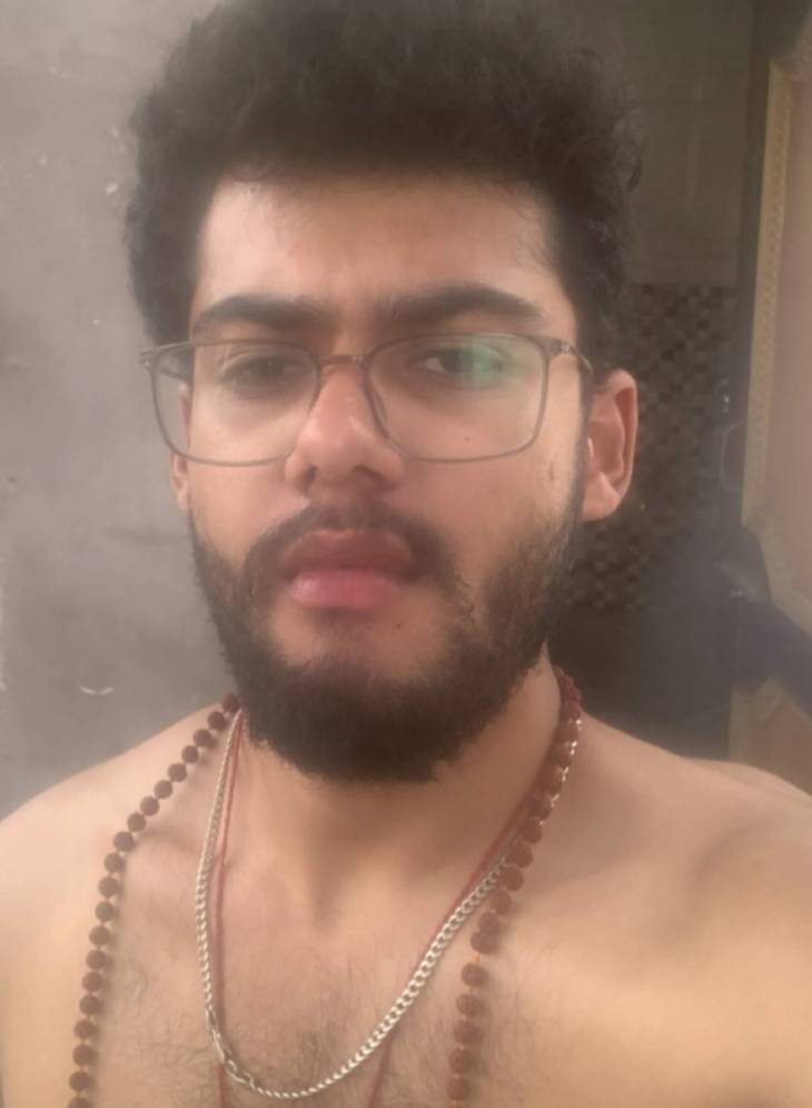 यह तस्वीर कृष्णा की है। कृष्णा के कमरे से कमरे में तलाशी के दौरान 5 पेज का सुसाइड नोट मिला है।