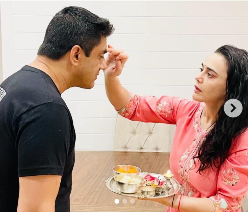 प्रीति जिंटा ने भी भाइयों के साथ तस्वीरें शेयर कर उन्हें अपना ‘पार्टनर इन क्राइम’ बताया।