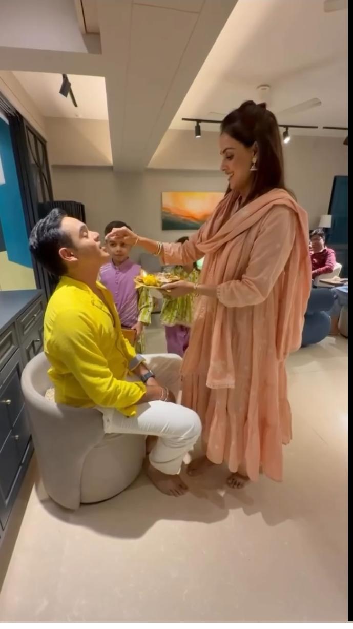 जेनेलिया देशमुख ने भाई को राखी बांधते हुए मजेदार अंदाज में अपने रिश्ते की झलक दिखाई।