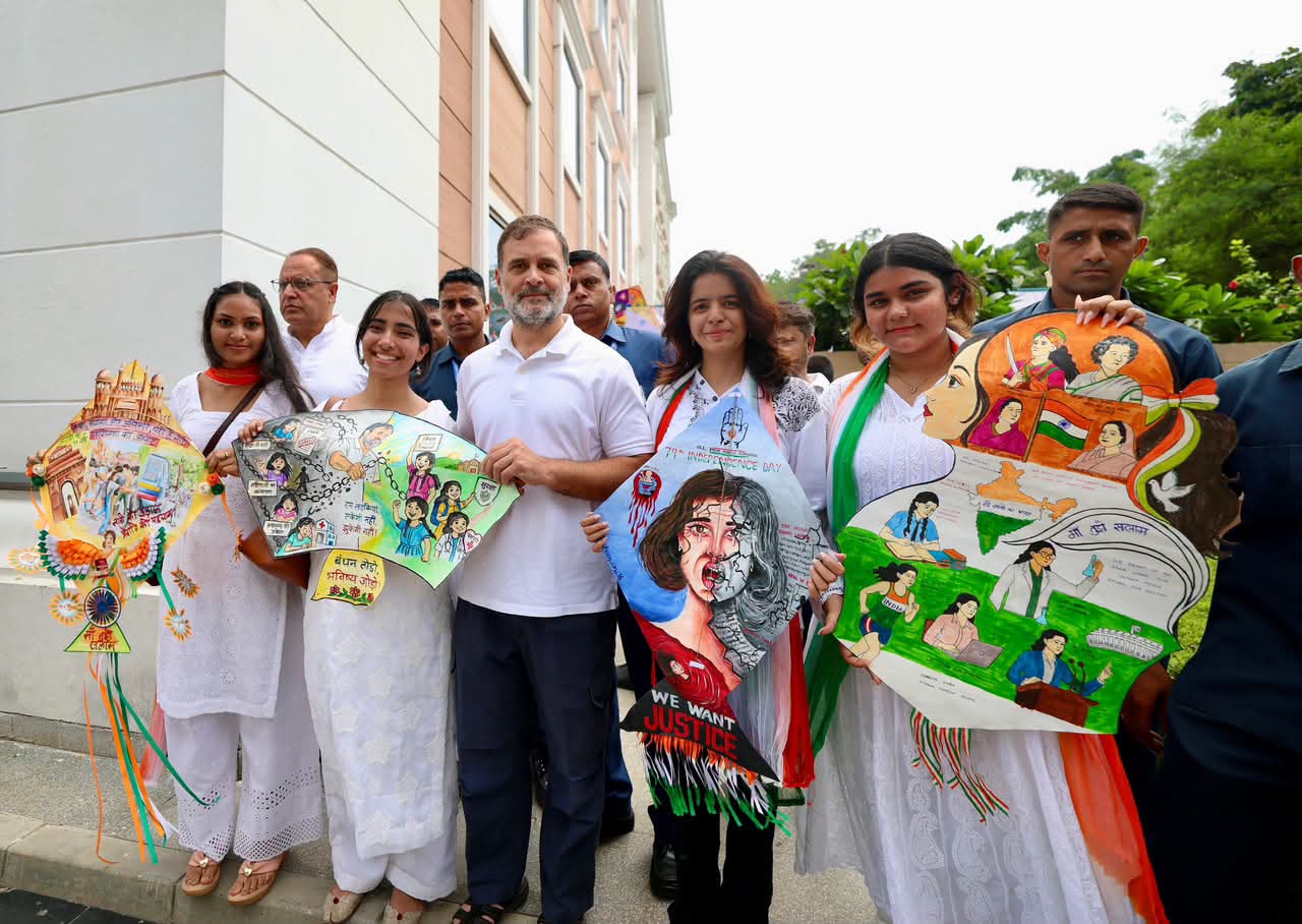 15 अगस्त को दिल्ली के इंदिरा भवन में हुई प्रतियोगिता में राहुल गांधी के साथ प्रतियोगिता की विजेता।