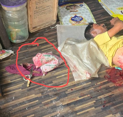 जमीन पर पड़ा राजेश का शव। पास में पड़ा प्लास्टिक का कट्टा और चाकू। विमला ने राजेश की आंतें निकालकर इसी कट्टे में भरी थीं।