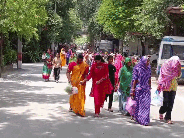 उदयपुर में रक्षाबंधन के पर्व पर सेंट्रल जेल में इस बार भावुक नजारा सामने आया। बड़ी संख्या में बहनें जेल में बंद अपने भाइयों को राखी बांधने पहुंचीं।