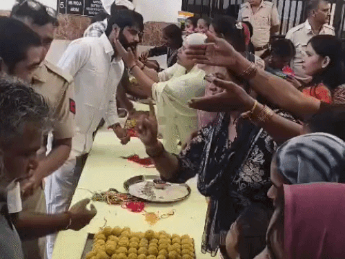 अंदर ही मिला रक्षासूत्र-खीर; लेडी टीचरों ने मंत्री ढांडा को गाना सुनाया|पानीपत,Panipat - Dainik Bhaskar