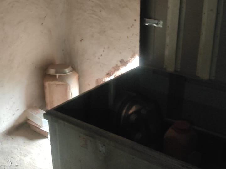 घर की दीवार काटकर अंदर घुसा चोर।