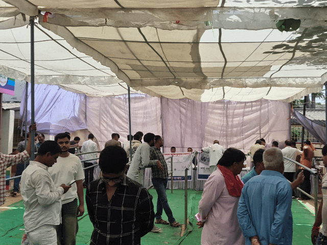 संभावित प्रत्याशी अपने नामांकन पत्रों और दस्तावेजों की जांच कराने पहुंचे।