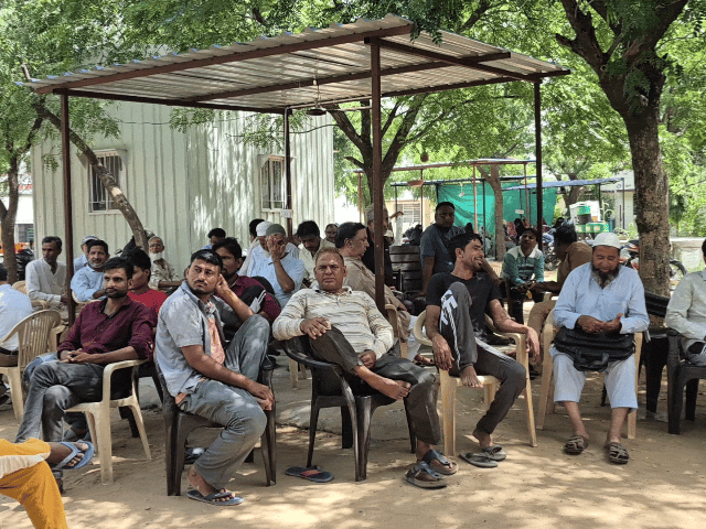 एसडीम ऑफिस के बाहर लगी भीड़।
