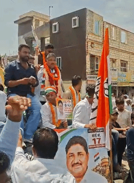 कैंडिडेट ओपन जिप्सी में सवार होकर नामांकन दाखिल करने के लिए पहुंचे।