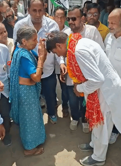 कलेक्ट्रेट के बाहर पूर्व सभापति जीवण खां ने बुजुर्ग महिला से आशीर्वाद लिया।