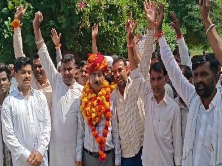 प्रशासनिक सेवा से सेवानिवृत्त हो चुके रिटायर्ड तहसीलदार प्रहलाद सिंह सोलंकी ने भी नामांकन भरा।