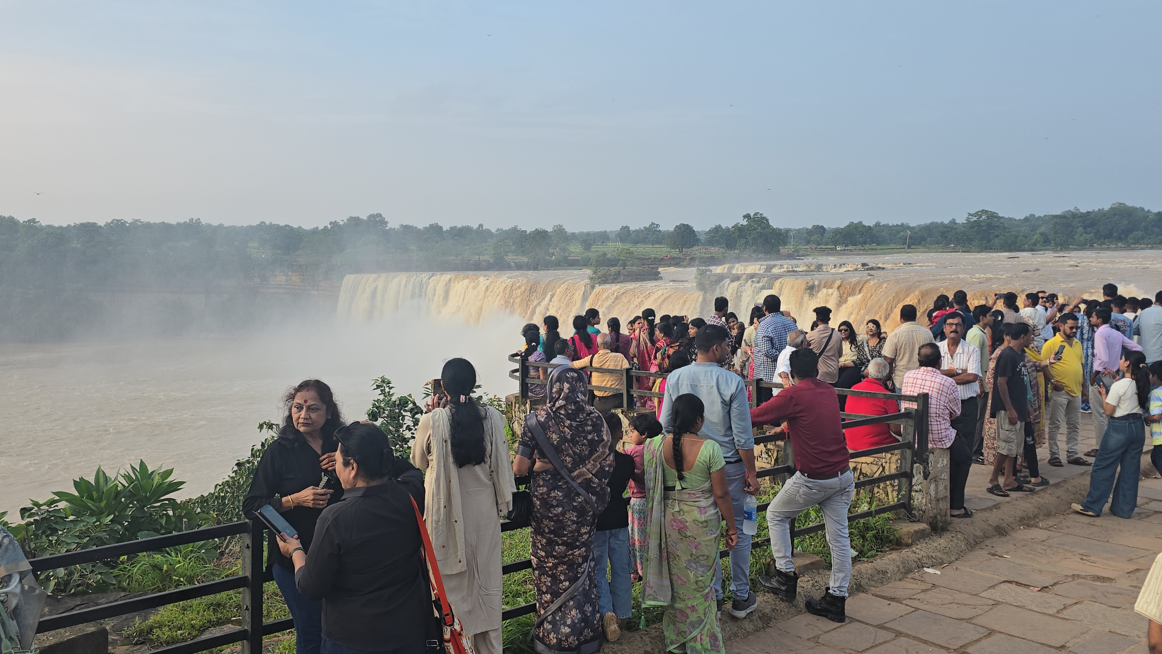 चित्रकोट का नजारा देखने भारी संख्या में पर्यटक पहुंच रहे हैं।