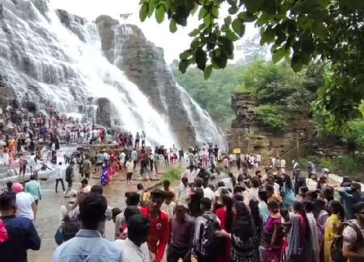 तीरथगढ़ में भी पर्यटकों की जबरदस्त भीड़ उमड़ रही है।