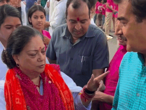 पूर्व सीएम वसुंधरा राजे ने पूर्व मंत्री राजपाल सिंह शेखावत को राखी बांधी और पान मसाला खाने की आदत छोड़ने को कहा।