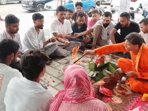 खड़गे की रैली के एक दिन बाद हल्द्वानी के रामलीला मैदान में हिंदू संगठनों ने शुद्धि हवन कराया था।